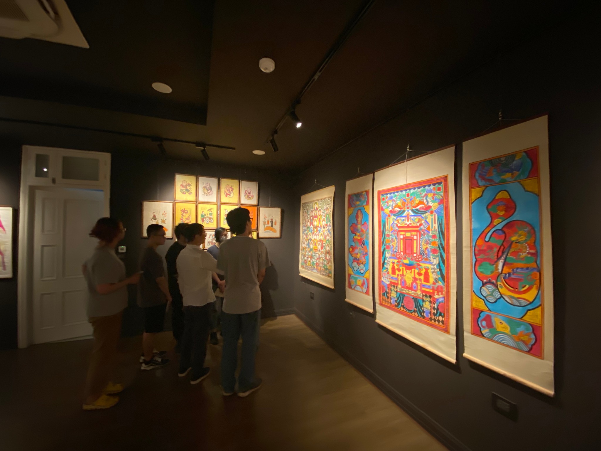 Có thể là tác phẩm nghệ thuật về 4 người và trong nhà