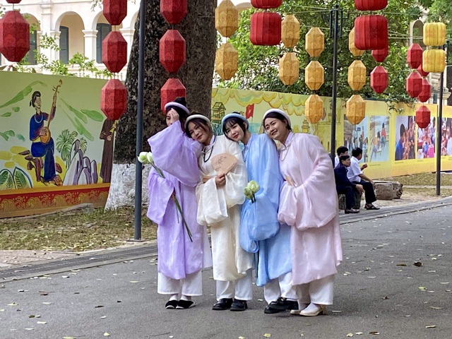 Hoàng thành Thăng Long thu hút giới trẻ tới check-in cùng cổ phục Việt |  VTV.VN