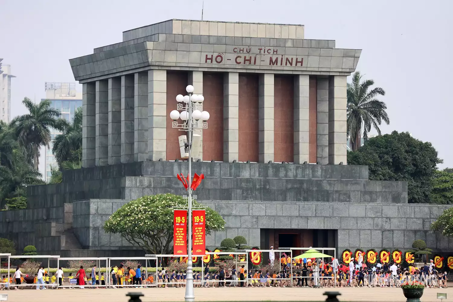 Hà Nội rực rỡ cờ hoa kỷ niệm 133 năm Ngày sinh Chủ tịch Hồ Chí Minh