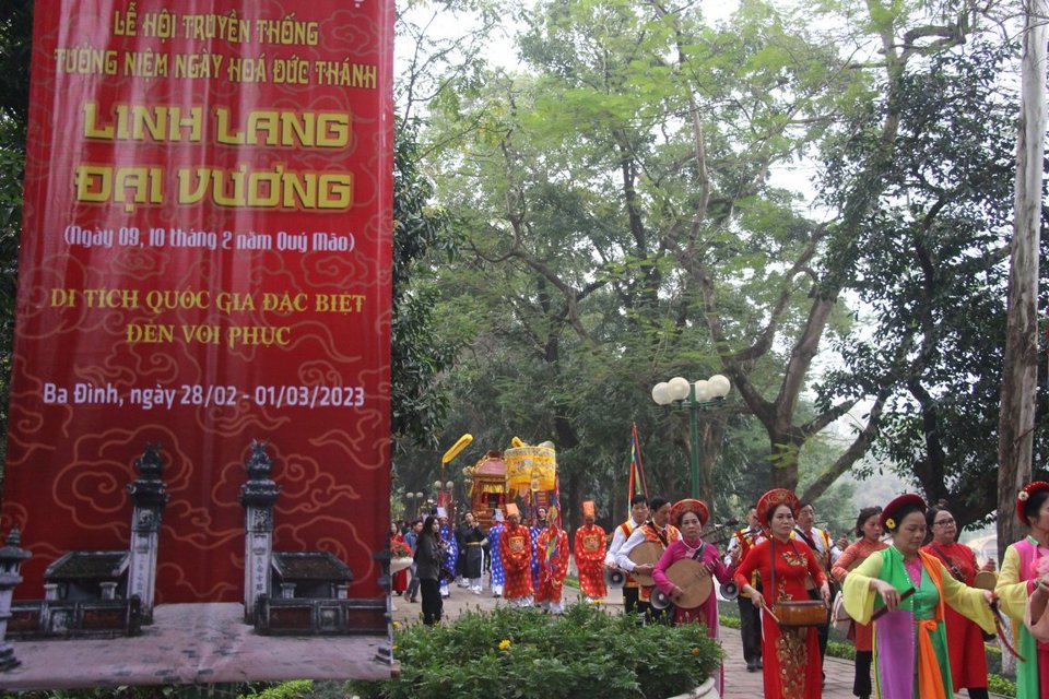 Lễ hội truyền thống tưởng niệm Ngày hóa Đức thánh Linh Lang Đại Vương tại Đền Voi Phục (quận Ba Đình). 