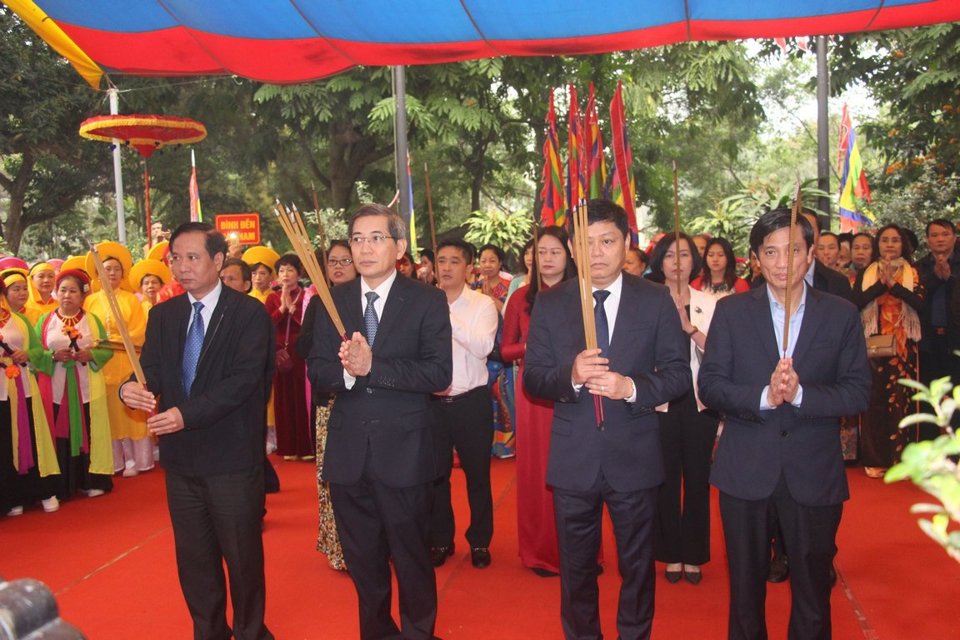 Lãnh đạo và đông đảo Nhân dân quận Ba Đình dâng hương tưởng nhớ Đức Thánh Linh Lang Đại Vương. 