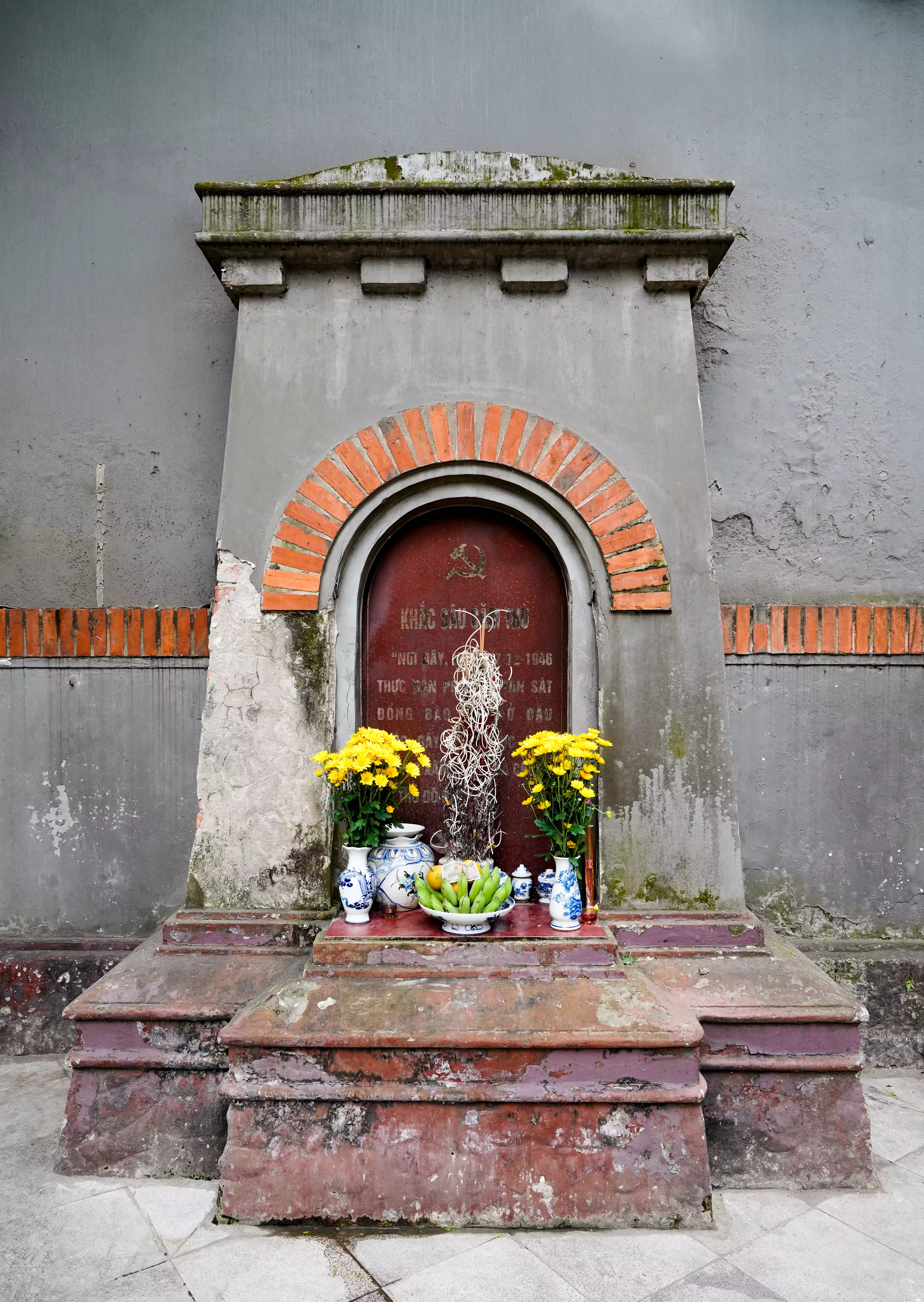 Bia “Khắc sâu Căm thù”