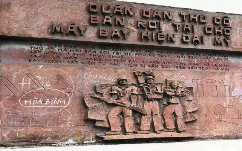 Bức phù điêu (Nhà máy thiết bị bưu điện)